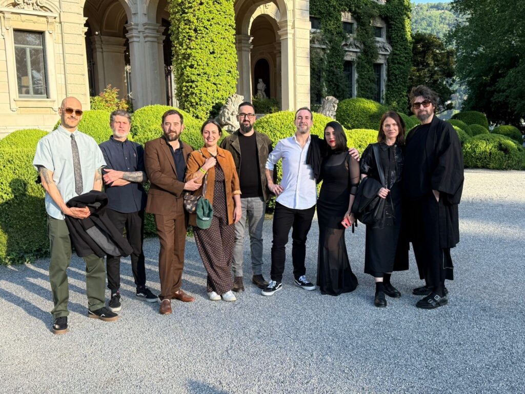 Artistas de The Green Room posando frente a una villa italiana con jardín