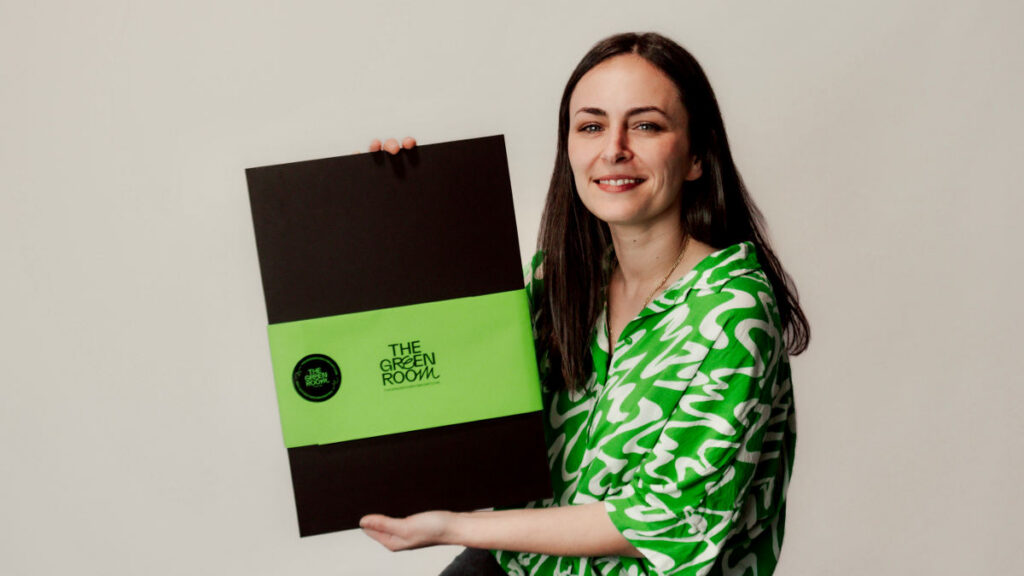 Icíar Palacios holding a "The Green Room" envelop